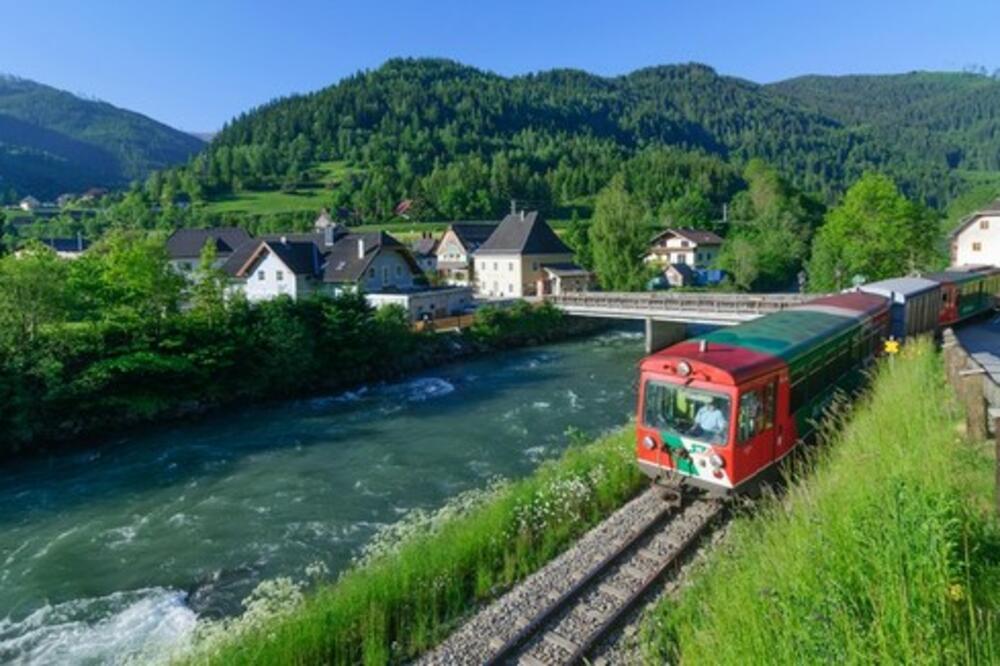 VOZ SE SURVAO U REKU MURU! Povređeno je 15 osoba, a svi putnici su izbavljeni iz vagona!
