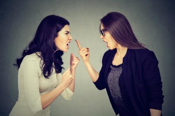 MLADA DEVOJKA SE USELILA U NOVI DOM: Komšinica je MOMENTALNO ZVALA POLICIJU!