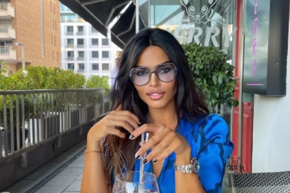 DEJANA POLAKO ULAZI U ČETVRTU DECENIJU, A IZGLEDA BRUTALNO DOBRO! Pokazala SAVRŠENU LINIJU, stajling ZAČUDIO SVE!