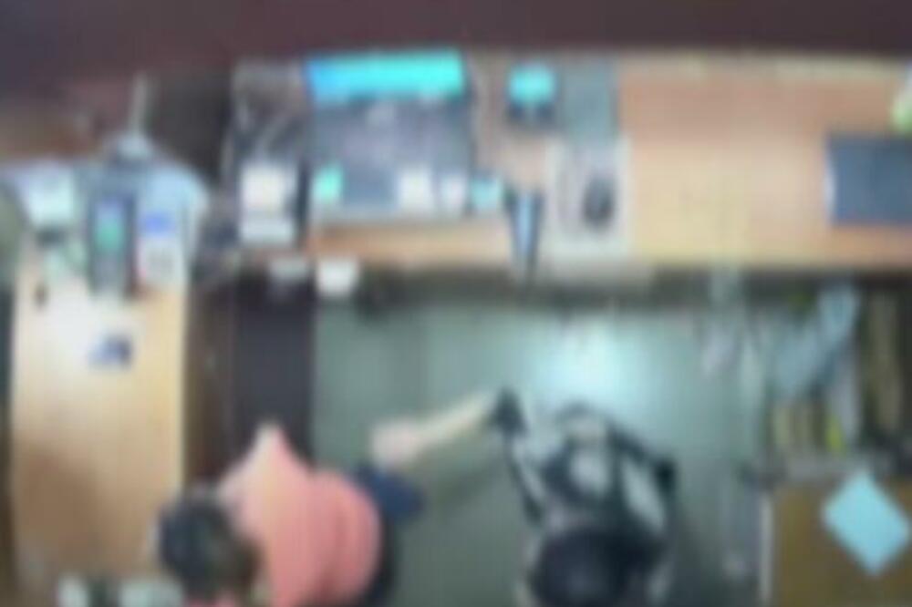 AMBASADOROVA ŽENA UDARILA ČISTAČA BEZ RAZLOGA! Kamere sve snimile, pa ambasadoru usledio OTKAZ! (VIDEO)