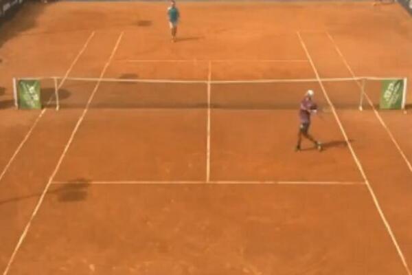 STRAVIČNA SCENA NA TENISKOM TERENU: Argentinac poludeo, pa razbio zaštitno staklo, umalo nije ISEKAO SUDIJU - HAOS!