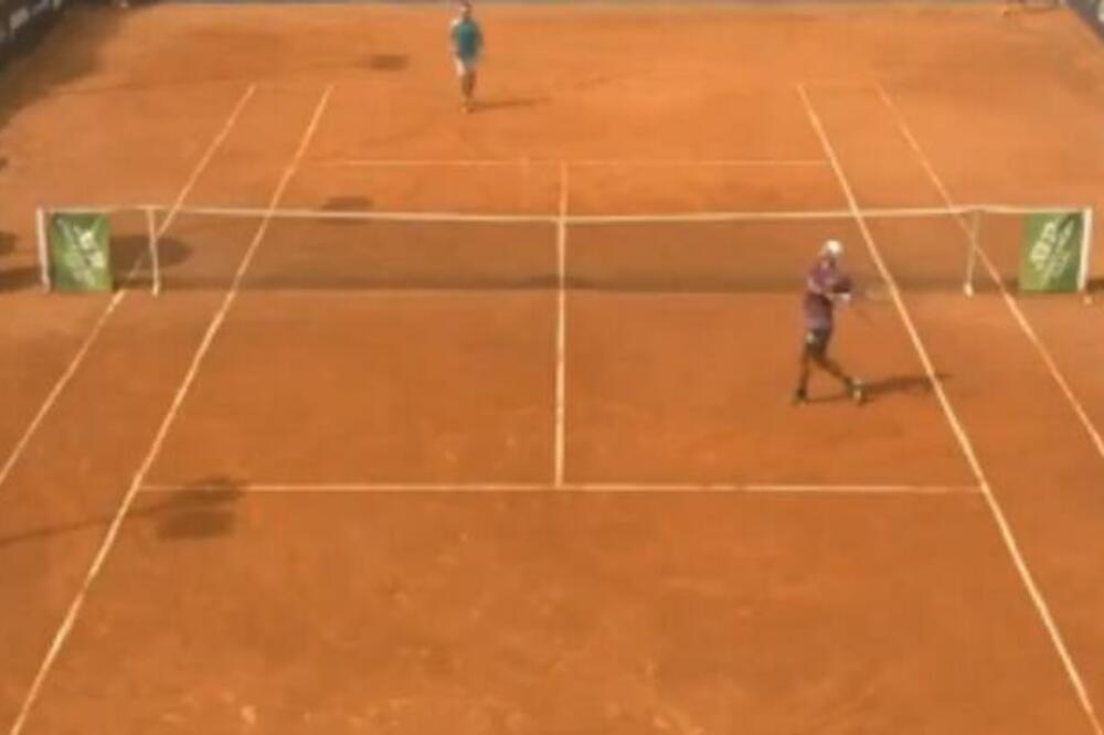 STRAVIČNA SCENA NA TENISKOM TERENU: Argentinac poludeo, pa razbio zaštitno staklo, umalo nije ISEKAO SUDIJU - HAOS!