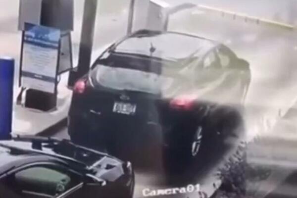 KO JE OVOJ ŽENI DAO VOZAČKU DOZVOLU? Prvo udarila automobil IZA, a onda joj i njen "POBEGAO" ! (VIDEO)