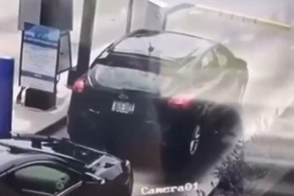 KO JE OVOJ ŽENI DAO VOZAČKU DOZVOLU? Prvo udarila automobil IZA, a onda joj i njen "POBEGAO" ! (VIDEO)