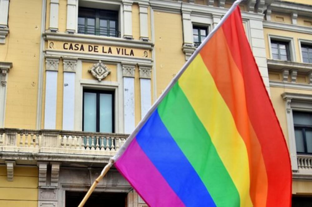 HOR HOMOSEKSUALACA NA METI STRAVIČNIH PRETNJI NAKON DVOSMISLENE NUMERE: Uključen i FBI