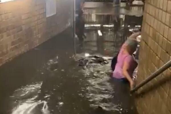 VODA LIJE SA PLAFONA I STEPENIŠTA STANICE U CENTRU NJUJORKA! Amerikanci nakon nevremena moraju KROZ VODU!