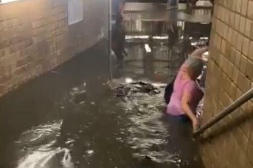 VODA LIJE SA PLAFONA I STEPENIŠTA STANICE U CENTRU NJUJORKA! Amerikanci nakon nevremena moraju KROZ VODU!