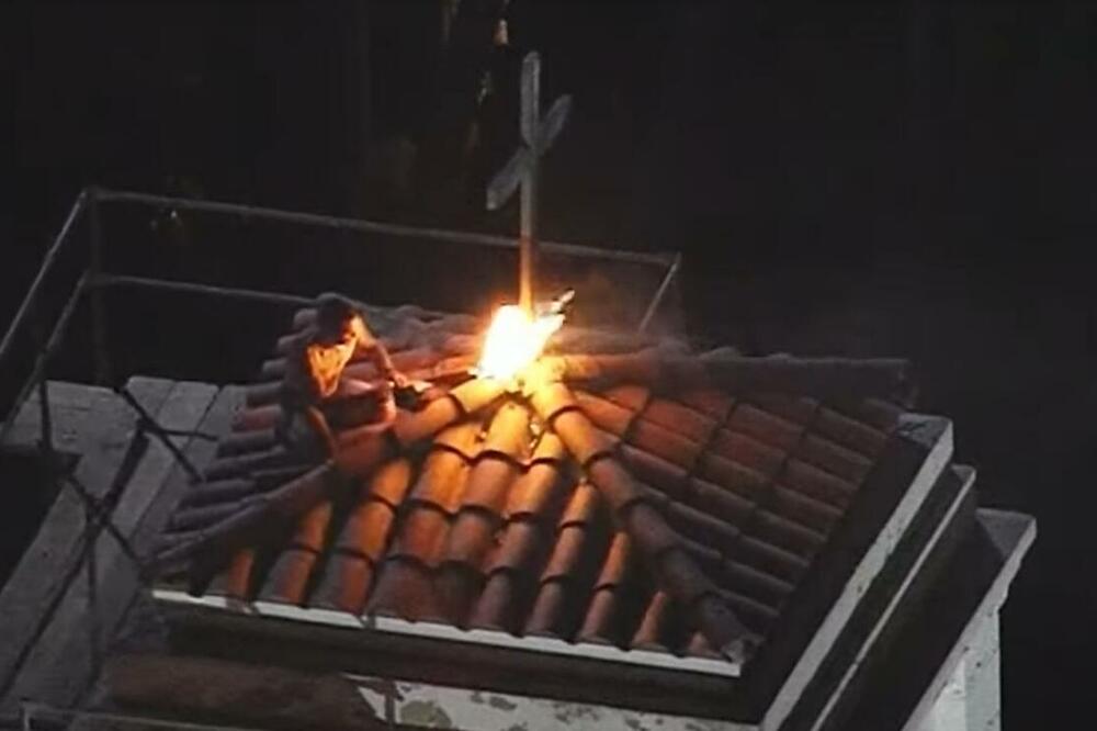 MUŠKARAC U BOKSERICAMA PALI KRST NA KROVU CRKVE! Čuvar koji je bio prisutan samo je rekao JEDNU REČENICU! (VIDEO)