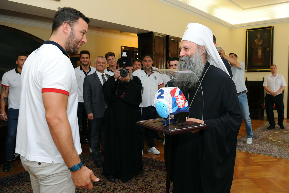 PATRIJARH PORFIRIJE UGOSTIO VATERPOLISTE PRED OI: Darovali mu poklone a dobili blagoslov i pouku! (VIDEO)