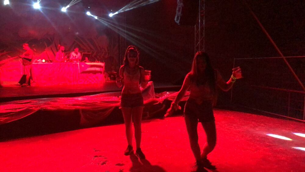 Naše novinarke na bini