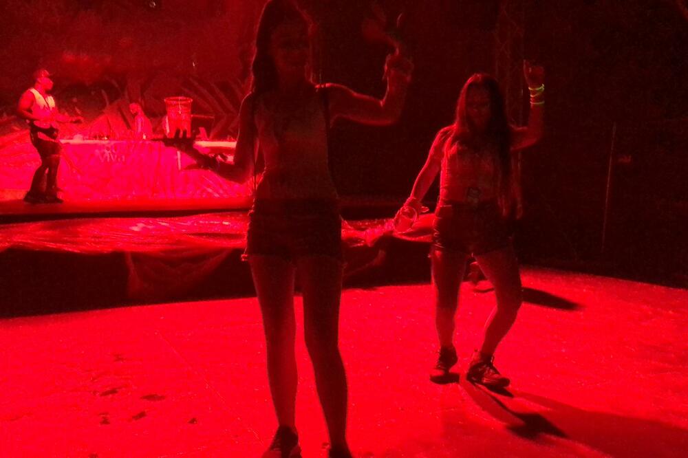 NOVINARKE ESPRESA SE POPELE NA BINU NA EXITU-U I ZAPLESALE: Boxy i Zoxy ponovo DOMINIRAJU (FOTO/VIDEO)