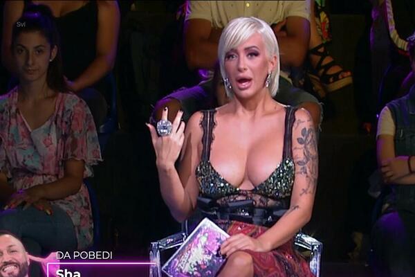 DUŠICA JAKOVLJEVIĆ POKAZALA TETOVAŽU NA INTIMNOM DELU, PA ZAPALILA MREŽE! Telo zategnuto kao PRAĆKA! (FOTO)