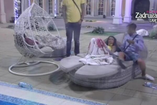 FRAN JOJ POKAZAO ZMIJU: Pogledajte kako je Maja vrištala! (VIDEO)