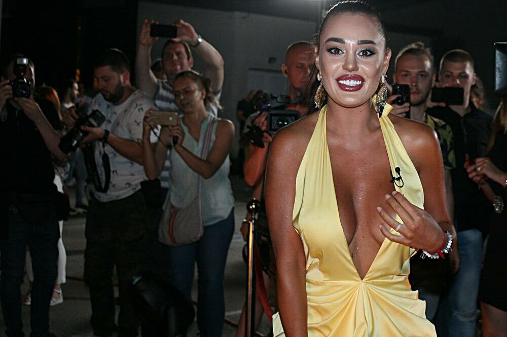 ANA KORAĆ SE BAHATILA NA VAŠARU SA SVE OBEZBEĐENJEM! Automobilom išla kuda idu PEŠACI,svi se SKLANJALI da ONA PROĐE