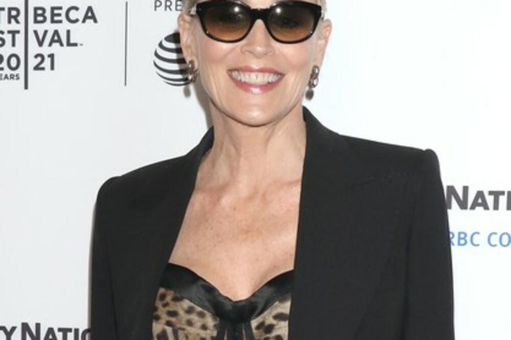 SLAVNA GLUMICA POMERILA GRANICE, SMUVALA 38 GODINA MLAĐEG FRAJERA: Žena je prešla igricu, radi se o POZNATOM REPERU