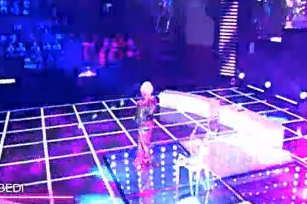 DUŠICA JAKOVLJEVIĆ OTVORILA ZADRUGU EKSTREMNO DUBOKIM DEKOLTEOM: Sva u zlatu, a jedan DETALJ potpuno iznenadio!