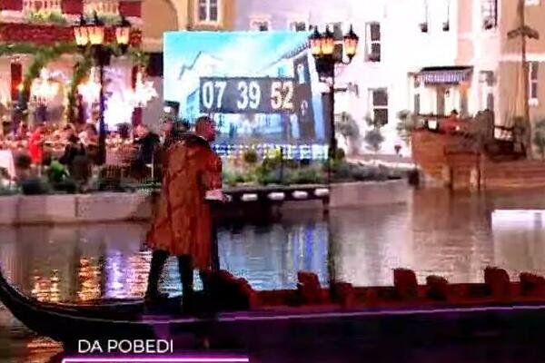 U FINALE ZADRUGE UŠETAO MEDVED: Takmičari gledali u NEVERICI, on krenuo da ide ka njima! (FOTO)