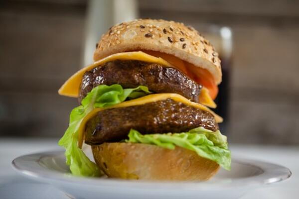 HRVAT PRAVI NAJKUPLJI BURGER U BIVŠOJ JUGI: Cena će vas FRAPIRATI, a dogodine će biti UDVOSTUČENA - ŠOOK!