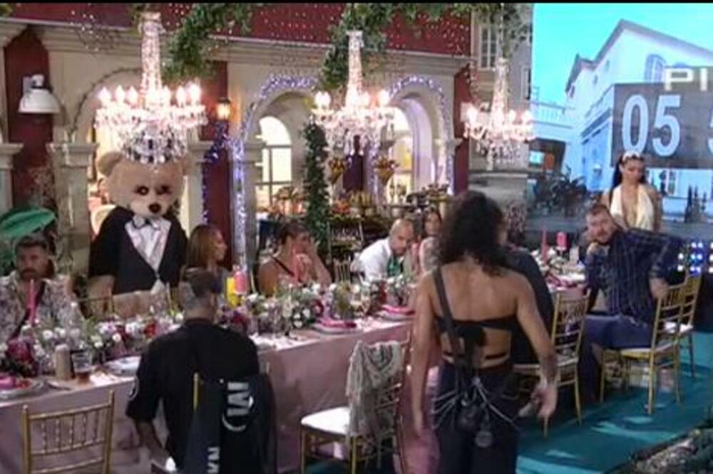 DOK MAJA PRIČA SA DUŠICOM IZA NJIH POTRESNE SCENE: Ona lije suze i pokušava da POZOVE! (FOTO)