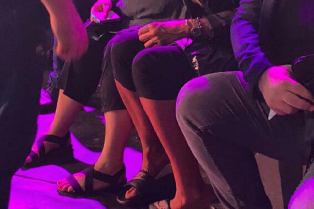 NEĆETE VEROVATI SVOJIM OČIMA: Ona je došla u PAPUČAMA, ušetala u studio i sela kao da se ništa nije desilo! (FOTO)