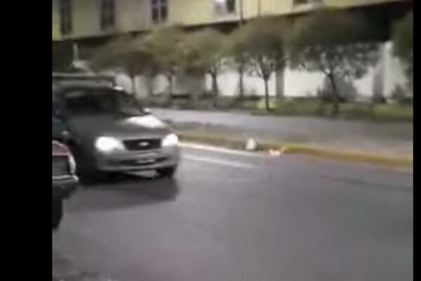 DEVOJKU JE PROGANJAO VOZAČ! Ubrzala je korak, ali on ju je pratio u stopu, čekajte samo da vidite ishod (VIDEO)