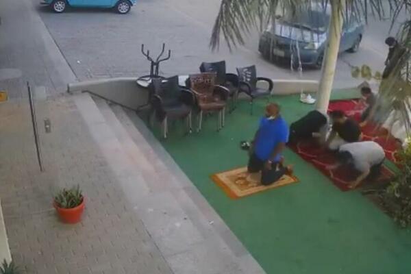 AUTOMOBIL NALETEO NA VERNIKE TOKOM MOLITVE! Samo jedna palma i brza reakcija ih je delila od KATASTROFE! (VIDEO)