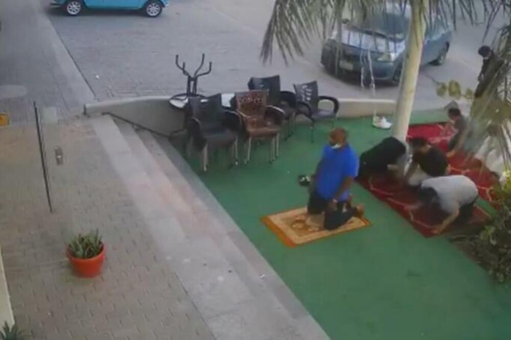 AUTOMOBIL NALETEO NA VERNIKE TOKOM MOLITVE! Samo jedna palma i brza reakcija ih je delila od KATASTROFE! (VIDEO)