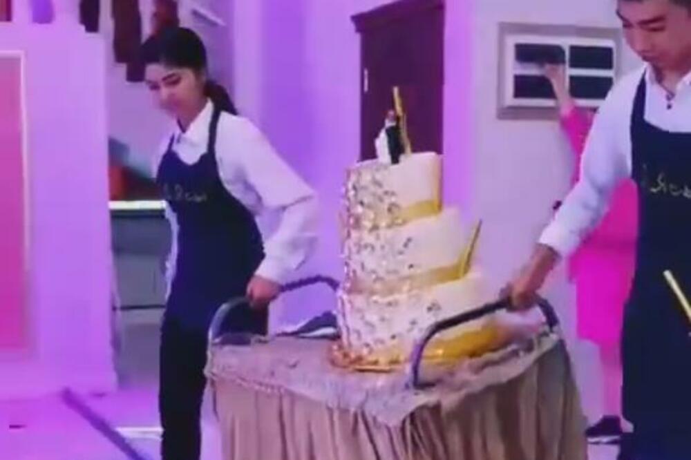 MLADENCI OSTALI BEZ TORTE ZBOG KONOBARA! Kako biste vi reagovali da vidite svoju tortu na PODU? (VIDEO)