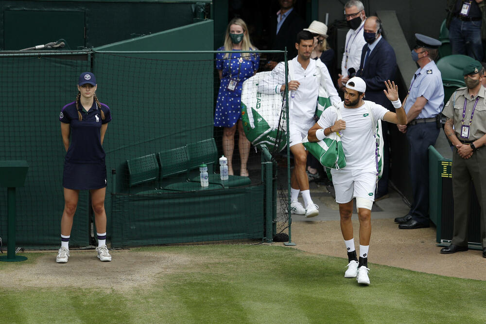 OVO NE PAMTIMO DA SE DESILO NA VIMBLDONU: Policija intervenisala na tribini centralnog terena!