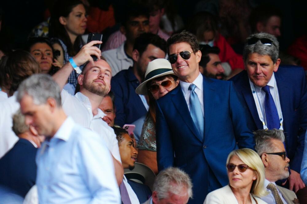 NAKON RAZVODA, ONA JE PRVA DEVOJKA KOJU JE POKAZAO JAVNOSTI! Tom Kruz na Vibmldon došao sa 20 GODINA MLAĐOM!