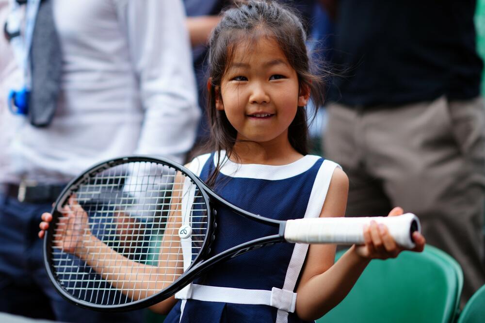 SIMPATIČNA DEVOJČICA ODUŠEVILA I ĐOKOVIĆA: Novak je svog malog fana nagradio VREDNIM poklonom! (FOTO)