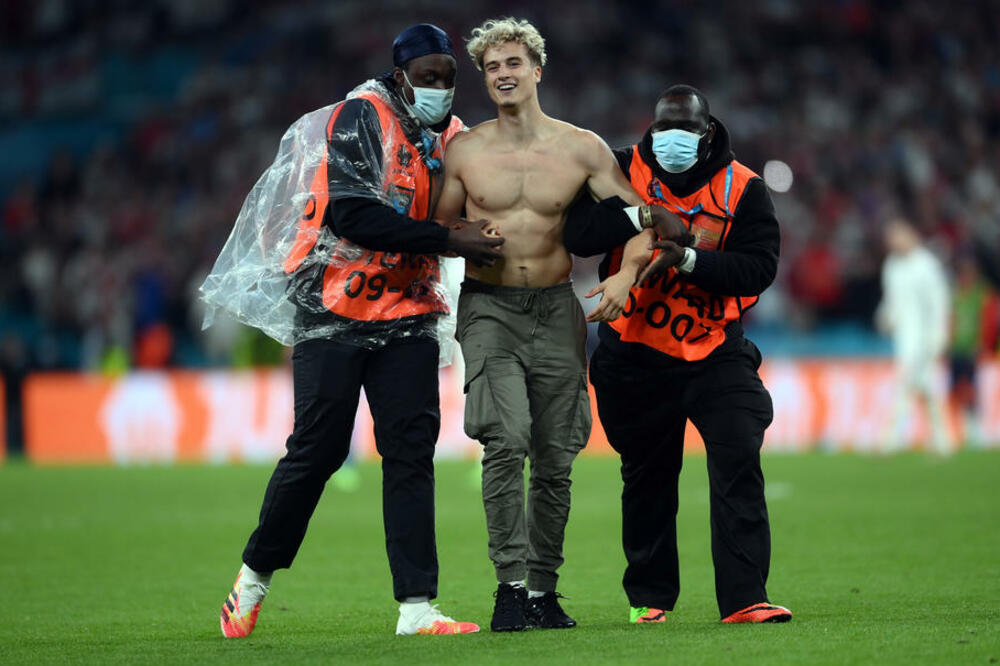 NIJE MOGAO DA ČEKA PRODUŽETKE: Navijač utrčao na teren Vemblija, pokazao mišiće pa ga redari odveli... (FOTO)