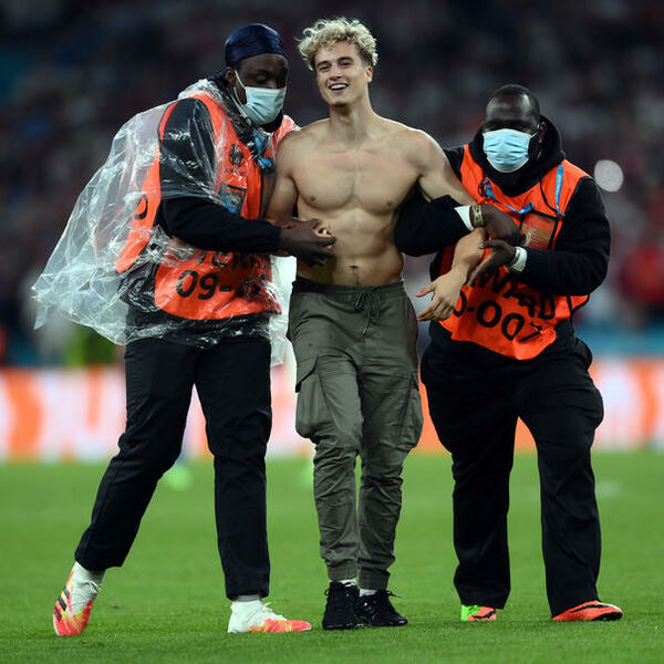 NIJE MOGAO DA ČEKA PRODUŽETKE: Navijač utrčao na teren Vemblija, pokazao mišiće pa ga redari odveli... (FOTO)