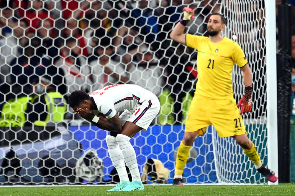 BORIS DŽONSON NAJAVIO OŠTRE KAZNE ZA RASISTE: Nećete više moći na utakmice!