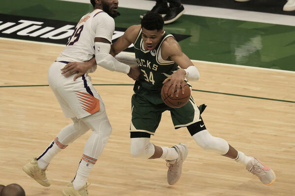 JANIS VRATIO BAKSE U IGRU: ANTETOKUMPO sa 41. poenom doneo MILVOKIJU prvu pobedu u finalnoj seriji! (VIDEO)