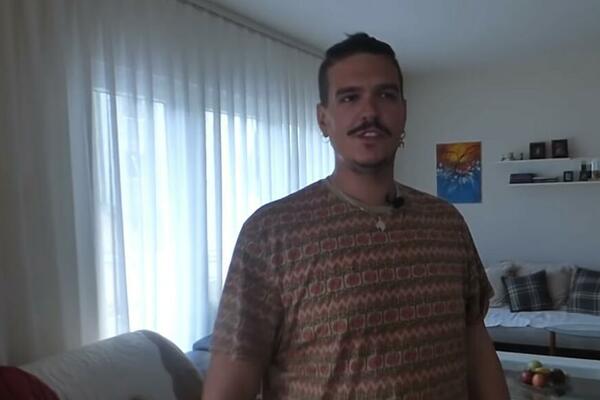 ISAK OTVORIO VRATA SVOJE KUĆE U BIJELOM POLJU:Puna je uspomena, posebno mesto zauzima klavijatura kojoj FALE DIRKE!