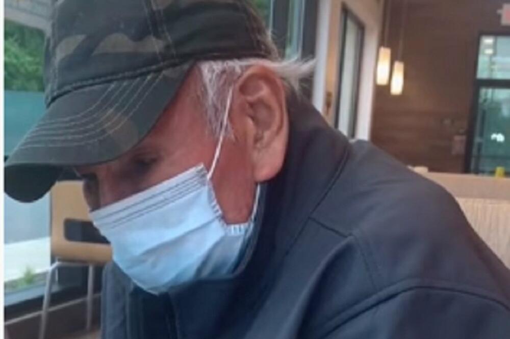 DEVOJKA UGLEDALA STARCA KAKO ČISTI ULICE DA BI PREŽIVEO: Uradila je nešto NEVEROVATNO! (VIDEO)