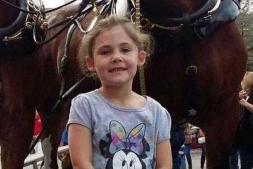 DEVOJČICA SE SLIKALA ISPRED KONJA: Kada je otac pogledao FOTOGRAFIJU, zamalo da se PREVRNE! (FOTO)