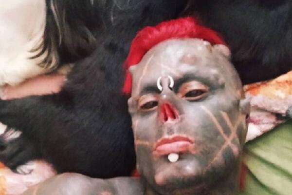 OSEKAO SEBI DVA PRSTA NA RUCI I VRH NOSA KAKO BI UGRADIO KLJOVE: Kaže da njegova duša pripada ĐAVOLU! (FOTO/VIDEO)