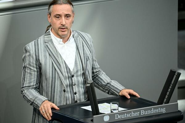 "POŠTO SRBIJA NE ŽELI U NATO, SRBI NE SMEJU IMATI ŽRTVE": Nemački poslanik istakao u Bundestagu!