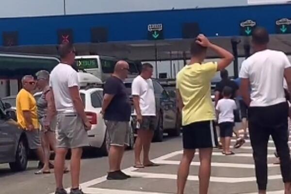 SRBI SE DOSETILI KAKO DA PREKRATE VREME DOK ČEKAJU DA UĐU U GRČKU: Ovo možemo samo MI! (VIDEO)