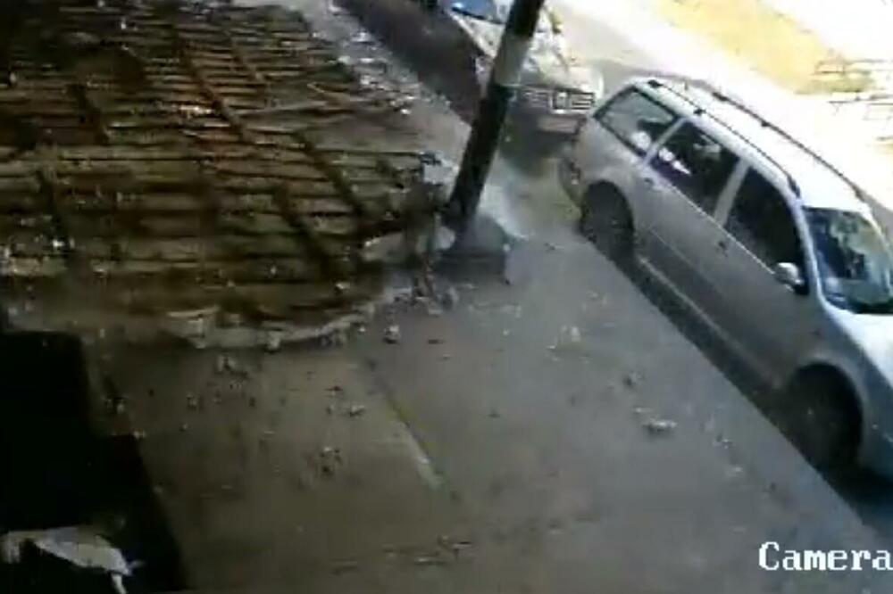 ZA DLAKU IZBEGNUTA TRAGEDIJA: Plafon se obrušio NA METAR od Užičanke, jeziv trenutak snimila kamera (VIDEO)