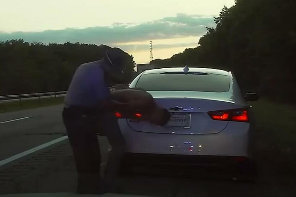 PROGUTAO KESICU MARIHUANE KADA GA JE ZAUSTAVILA POLICIJA: Vozač počeo da se guši, policajac mu SPASAO ŽIVOT (VIDEO)