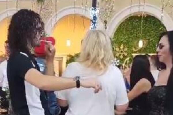 ZORICA MARKOVIĆ USNIMLJENA U EKSPLICITNOJ POZI SA MLAĐIM MUŠKARCEM: Pevačica mu se UVIJALA oko INTIMNOG DELA!