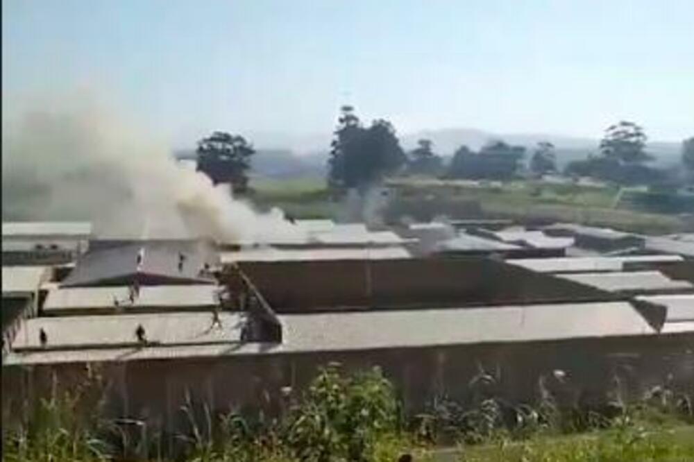 NEREDI U JUŽNOJ AFRICI NE PRESTAJU! GORI ZATVOR UMZINTO: Zatvorenici na vrhu krova (VIDEO)