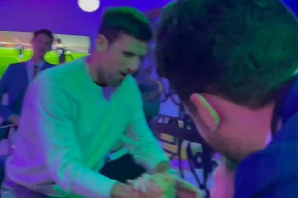 NOVAK U LOŽI VEMBLIJA UZ POZNATE ZVEZDE PROSLAVIO TITULU: A palo je radovanje i zbog Italijana - HIT!