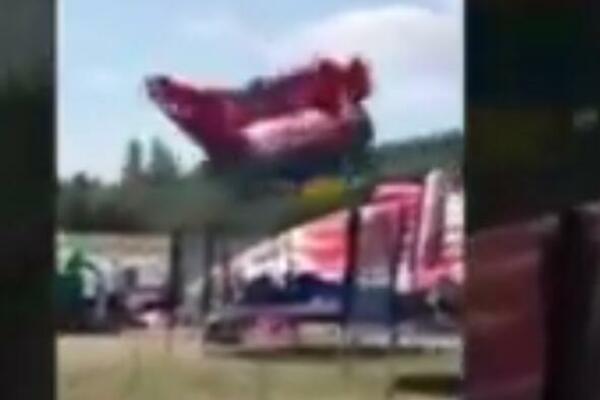 VETAR DIGAO U VAZDUH ZAMAK U KOM SU BILA DECA: Mališani vrištali, snimak gledajte na svoju odgovornost (VIDEO)