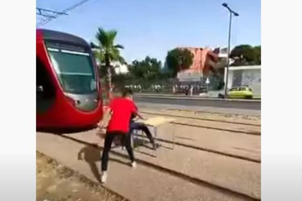 ZBOG TIK TOK IZAZOVA OBUSTAVILI TRAMVAJSKI SAOBRAĆAJ: Vozač jedva zakočio, putnici u neverici! (VIDEO)