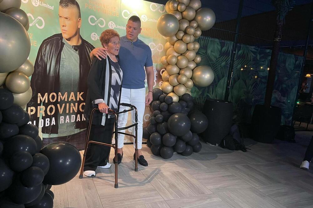 PROMOCIJA PRVOG ALBUMA SLOBE RADANOVIĆA! PRIZOR SA MAJKOM RAZNEŽIO PRISUTNE: Verenica zablistala u plavoj haljini!