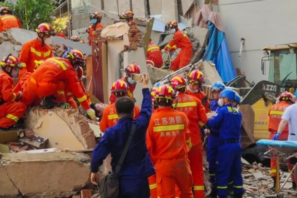 SRUŠIO SE DEO HOTELA U SUŠOU, poginulo osam osoba (FOTO)